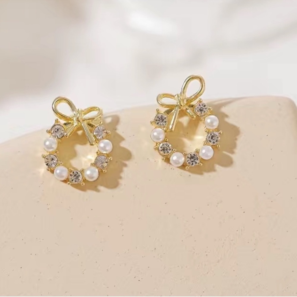 NEW gold tone and faux pearl and rhinestone earrings - Picture 2 of 5
